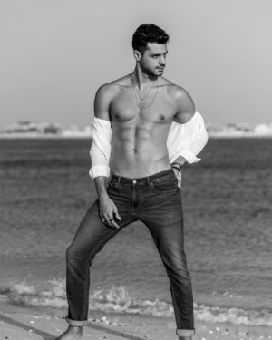 Felipe Gomes Instagram - Photo by @mishel.green 📸
.
.
.
.
#abs #sun #dubai #beach #jeans #style