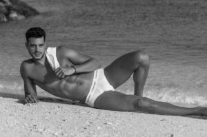 Felipe Gomes Instagram - Photo by @mishel.green 📸
.
.
.
.
#beach #dubai #abs #calvinklein #sun #sea #felipegomes