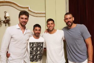 Felipe Reyes Instagram - Enhorabuena @marcgasol por tu grandísima carrera, fue un placer disfrutar a tu lado tantos años en la selección @baloncestoesp . Muchas suerte en tu nueva etapa amigo.