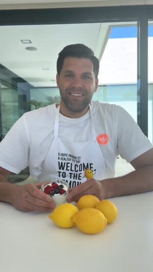 Felipe Reyes Instagram - Ahí va la súper receta😜 (me da hasta vergüenza de lo fácil que es jajaja). Ingredientes para 8/10 personas: - Leche condensada 800 g - 8 Yogures griegos naturales o de limón - Zumo de limón europeo 🍋 (4 limones exprimidos) Lo mezcláis todo y lo metéis a la nevera al menos 3h antes de servirlo. Yo lo he decorado con unos frutos rojos 🫐. Como veis, es súper fácil. 🤣 #campaignfinancedwithaidfromtheEU #enjoyitsfromeurope #thelemonage @thelemonage_es