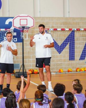 Felipe Reyes Instagram - Hoy he visitado el campus urbano socio deportivo de @fundacion.realmadrid y @randorisport que se organiza en el @colegio_mater_immaculata .

Una mañana de mucho baloncesto. Muchas gracias a todos por vuestro recibimiento 💪🏻⚪🟣