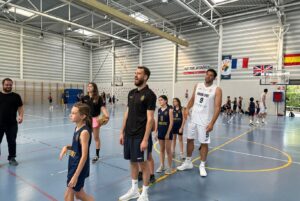 Felipe Reyes Instagram - Hoy hemos tenido una visita muy especial en la sede del colegio @saintlouisdesfrancais 
@sergiorodriguezoficial ha venido a jugar con los chicos y chicas del campus 👏🏻👏🏻👏🏻