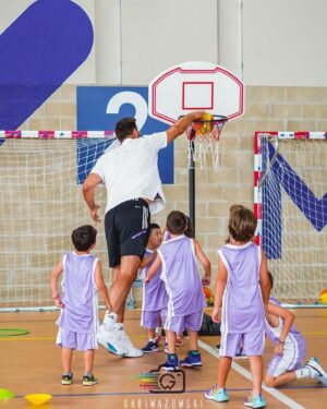 Felipe Reyes Instagram - Hoy he visitado el campus urbano socio deportivo de @fundacion.realmadrid y @randorisport que se organiza en el @colegio_mater_immaculata .

Una mañana de mucho baloncesto. Muchas gracias a todos por vuestro recibimiento 💪🏻⚪🟣
