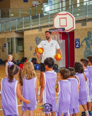 Felipe Reyes Instagram - Hoy he visitado el campus urbano socio deportivo de @fundacion.realmadrid y @randorisport que se organiza en el @colegio_mater_immaculata .

Una mañana de mucho baloncesto. Muchas gracias a todos por vuestro recibimiento 💪🏻⚪🟣