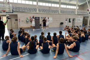 Felipe Reyes Instagram - Hoy hemos tenido una visita muy especial en la sede del colegio @saintlouisdesfrancais 
@sergiorodriguezoficial ha venido a jugar con los chicos y chicas del campus 👏🏻👏🏻👏🏻