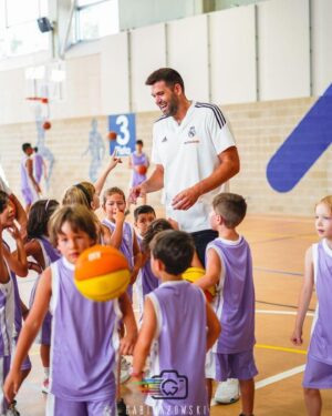 Felipe Reyes Instagram - Hoy he visitado el campus urbano socio deportivo de @fundacion.realmadrid y @randorisport que se organiza en el @colegio_mater_immaculata .

Una mañana de mucho baloncesto. Muchas gracias a todos por vuestro recibimiento 💪🏻⚪🟣