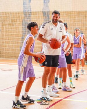 Felipe Reyes Instagram - Hoy he visitado el campus urbano socio deportivo de @fundacion.realmadrid y @randorisport que se organiza en el @colegio_mater_immaculata .

Una mañana de mucho baloncesto. Muchas gracias a todos por vuestro recibimiento 💪🏻⚪🟣