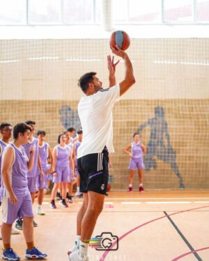 Felipe Reyes Instagram - Hoy he visitado el campus urbano socio deportivo de @fundacion.realmadrid y @randorisport que se organiza en el @colegio_mater_immaculata .

Una mañana de mucho baloncesto. Muchas gracias a todos por vuestro recibimiento 💪🏻⚪🟣