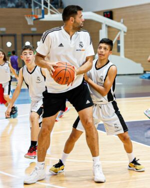 Felipe Reyes Instagram - Esta mañana he visitado el campus de baloncesto @Fun_Realmadrid en la Ciudad Deportiva de Valdebebas 🏀⚪️🟣

Muchas gracias a todos por el recibimiento.