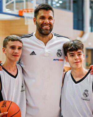 Felipe Reyes Instagram - Esta mañana he visitado el campus de baloncesto @Fun_Realmadrid en la Ciudad Deportiva de Valdebebas 🏀⚪️🟣

Muchas gracias a todos por el recibimiento.