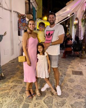 Felipe Reyes Instagram - Hoy cumple 39 años la mujer que me hace el hombre más feliz del mundo, mi mejor amiga y la mejor madre que puedan tener mis hijos. Muchas felicidades mi amor! Te quiero con locura 😍😍