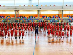 Felipe Reyes Instagram - Hoy he disfrutado jugando al baloncesto con más de 70 niñ@s en la sede del colegio @edlamerced. Muchas gracias!! 💪🏻💪🏻💪🏻
