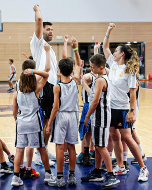 Felipe Reyes Instagram - Esta mañana he visitado el campus de baloncesto @Fun_Realmadrid en la Ciudad Deportiva de Valdebebas 🏀⚪️🟣

Muchas gracias a todos por el recibimiento.