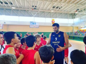 Felipe Reyes Instagram - Hoy he disfrutado jugando al baloncesto con más de 70 niñ@s en la sede del colegio @edlamerced. Muchas gracias!! 💪🏻💪🏻💪🏻