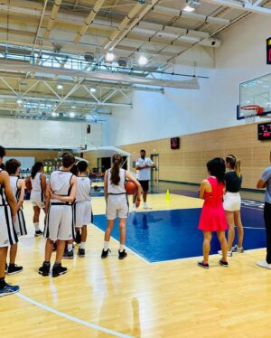 Felipe Reyes Instagram - Esta mañana he visitado el campus de baloncesto @Fun_Realmadrid en la Ciudad Deportiva de Valdebebas 🏀⚪️🟣

Muchas gracias a todos por el recibimiento.