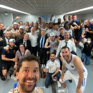 Felipe Reyes Instagram - Campeones oeoeoe🎶🎼 Nadie se merecía más este título!!Enhorabuena equipo!! #HalaMadrid💪🏻💪🏻🏀