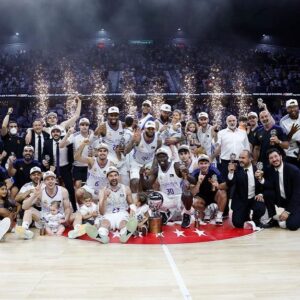 Felipe Reyes Instagram - Campeones oeoeoe🎶🎼 Nadie se merecía más este título!!Enhorabuena equipo!! #HalaMadrid💪🏻💪🏻🏀