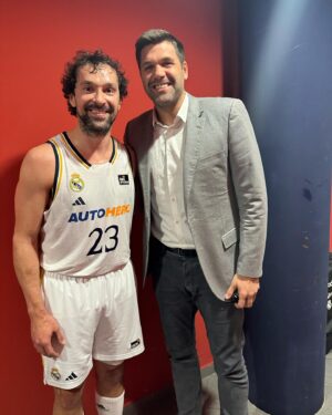 Felipe Reyes Instagram - Contigo es imposible mantener los récords!! Enhorabuena por superarme en partidos jugados con el Real Madrid. Grande @23llull!! 👏🏻👏🏻👏🏻