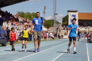Felipe Reyes Instagram - Muchas gracias al @ayto_las_rozas por el reconocimiento a mi trayectoria deportiva y por darme la oportunidad de ser el último relevo de la antorcha olímpica. Orgulloso de vivir en Las Rozas, una ciudad donde se fomenta tanto el deporte escolar. #olimpiadasescolareslasrozas 🏀⚽️🏐
