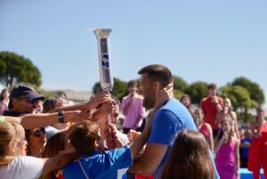Felipe Reyes Instagram - Muchas gracias al @ayto_las_rozas por el reconocimiento a mi trayectoria deportiva y por darme la oportunidad de ser el último relevo de la antorcha olímpica. Orgulloso de vivir en Las Rozas, una ciudad donde se fomenta tanto el deporte escolar. #olimpiadasescolareslasrozas 🏀⚽️🏐