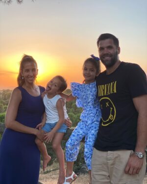 Felipe Reyes Instagram - Hoy cumple 38 años la mujer más maravillosa que conozco y que me hace ser el hombre más feliz y afortunado del mundo. Muchas felicidades mi amor. #tequiero❤️ @kireniacabrera