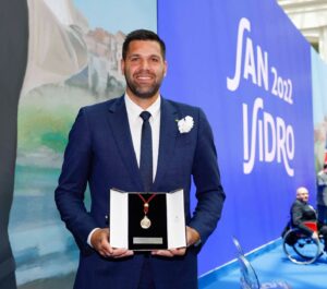 Felipe Reyes Instagram - Llegué a Madrid a los pocos días de nacer y por eso hoy es un día muy feliz para mi que me hacer sentir muy orgulloso por recibir la medalla de mi ciudad, la Medalla de la ciudad de Madrid.  Enhorabuena a todos los galardonados.  #vivasanisidro #eternamenteagradecidoMadrid
