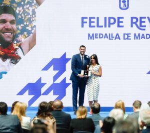 Felipe Reyes Instagram - Llegué a Madrid a los pocos días de nacer y por eso hoy es un día muy feliz para mi que me hacer sentir muy orgulloso por recibir la medalla de mi ciudad, la Medalla de la ciudad de Madrid.  Enhorabuena a todos los galardonados.  #vivasanisidro #eternamenteagradecidoMadrid