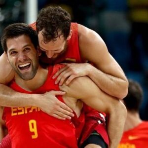 Felipe Reyes Instagram - Enhorabuena por tu enorme carrera @sergiorodriguezoficial. Hoy nos dejas huérfanos de tu magia a los q amamos el baloncesto pero por suerte seguiré disfrutándote como amigo. Gracias por hacer q el baloncesto fuese mas divertido jugando a tu lado y sobre todo por ser un verdadero amigo en todos los sentidos. Mucha suerte en tu nueva etapa Chachin. #chachismo #leyenda