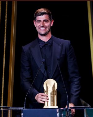 Felipe Reyes Instagram - Enhorabuena @karimbenzema por ese Balón de Oro tan merecido y a @thibautcourtois por ser elegido el mejor portero del mundo 🙌🏻🙌🏻🙌🏻