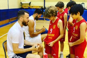 Felipe Reyes Instagram - 4º día del campus Felipe Reyes ✅ Hoy hemos tenido una visita muy especial en la sede del colegio sagrados corazones, @sergiorodriguezoficial !! 💪🏻💪🏻💪🏻