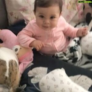 Felipe Torres Instagram - Ainda sobre intensa dor da perda compartilho publicamente essa declaração de amor à minha cachorrinha que se foi, a Lucy.
Lucy, você foi incessante luz de amor na vida de nossa família. Aliás, você foi a amálgama que nos uniu como família.
Passeios, corridas, brincadeiras, uma parceria inesquecível.
A vida sem você vai perder um pouco a graça, Pipi. Vai ser muito difícil superar sua ausência.
Estamos aqui, eu, minha amada esposa Carla e a nossa princesa Mia, numa tristeza abissal, mas vamos superar.
Todos os cantos da casa, do bairro, do sítio, da casa da minha sogra vão remeter a sua ausência por um tempo, mas o mesmo tempo há de transformar essa dor em memórias saudosas do seu amável convívio.
Com os olhos afogados em lágrimas me despeço de ti com essa homenagem pública do meu imenso amor.
EU VOU TE AMAR PARA SEMPRE, LUCY.
