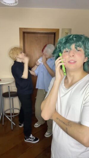 Felipe Volpato Instagram - Vish nunca tinha visto o Deku tão bravo 🤔 
(Ps: repararam na voz? 🤭)
Wig: @lojadoheroi_ 
Deku: @lipe_volpato 
Todoroki: @popisdesu 
.
.
.
#deku #todoroki #bakugou #pov #bnha #mha #cosplay #dublagem #todobaku