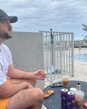 Félix-Antoine Tremblay Instagram - Une escapade sous le thème du cold brew, de la rigolade, de la chasse aux Nordstrom, du Yum et de l’empiffrement.