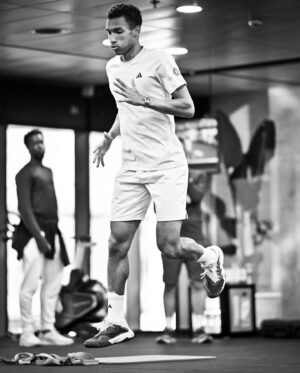 Félix Auger Aliassime Instagram - The moments before action - behind the scenes ⏳🖤

📸: @mutuamadridopen | @cocodubreuilphoto / @atptour