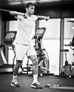 Félix Auger Aliassime Instagram - The moments before action - behind the scenes ⏳🖤

📸: @mutuamadridopen | @cocodubreuilphoto / @atptour