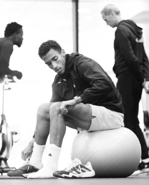Félix Auger Aliassime Instagram - The moments before action - behind the scenes ⏳🖤

📸: @mutuamadridopen | @cocodubreuilphoto / @atptour