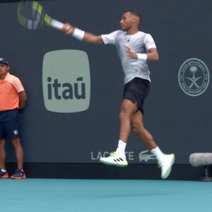 Félix Auger Aliassime Instagram - Felix goes AIRBORNE ✈️ 

#tennis #tennistv #atptour #miamiopen #instasports