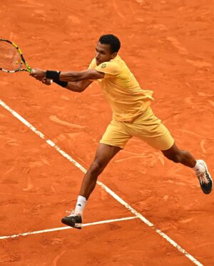 Félix Auger Aliassime Instagram - Quarter final bound ❤️‍🔥🇪🇸
Locked in 🔒

📸: @cocodubreuilphoto | @atptour