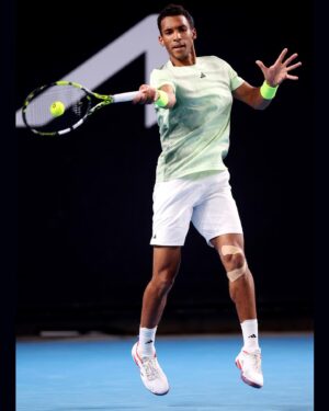 Félix Auger Aliassime Instagram - Happy to close today out with a round ✌🏽win 😄🇦🇺

Staying locked in for another opportunity 🔜💪🏽💥

📸: William West | Julian Finney | @australianopen