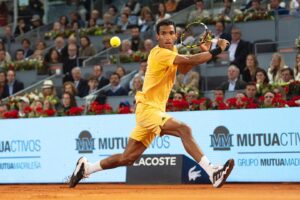Félix Auger Aliassime Instagram - Left it all out there yesterday but @andreyrublev deserved this one 🙌🏽 Nothing but respect to be given towards you as an athlete and as a person 🙏🏽❤️ 
As for myself, I’m proud to see my game moving in the right direction and motivated to see where the rest of this season takes me 💪🏽 
Gracias @mutuamadridopen 🇪🇸

📸: @mutuamadridopen