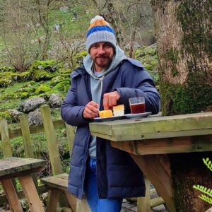 Félix Gómez Instagram - Montaña arriba... 💚
Caminar para despejar. 
Subir para desconectar. 
Conectar con lo que toca.
Descansar.
Bajar calmado, reconectado.

Y de premio...un cocido montañes😋🤣.
