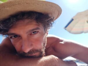 Félix Gómez Instagram - ¿Qué dónde ando?... No muy lejos, bajo el sol, frente al mar, en la compañía de buena gente, aprendiendo a disfrutar del "dolce far niente" y en la páginas de "Las ocho montañas" ( qué maravilla de libro)... alargando el veraneo todo lo que me dejen...😉