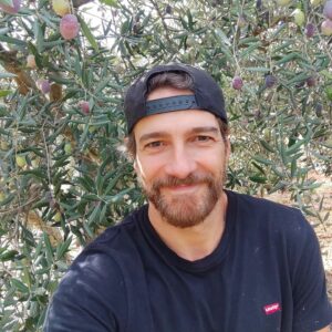 Félix Gómez Instagram - 🌳...Otro día mas en el campo, una tarea nueva entre manos. Toca la recogida de la aceituna...y oye, para ser la primera vez , ni tan mal...😉💚... Aprendiendo cada día cosas nuevas. Ahora a la almazara y depues a curar y a aliñar unas pocas...😋... a ver qué tal se da!!!