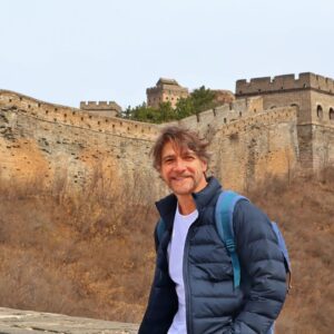 Félix Gómez Instagram - China. Parte III ... PEKÍN y LA GRAN MURALLA.

Última parada de nuestro viaje. La más esperada... Tenía TANTAS ganas de llegar aquí. La Gran Muralla podría tener un post ella sola, pero no quiero pecar de pesado. Elegir que tramo visitar fue vital, tuvimos que coger un coche tres horas, pero mereció la pena...estábamos prácticamente solos y pudimos disfrutar de horas descubriendo cada rincón.
Y de Pekín qué contaros... La hemos paseado mucho, volvíamos agotados al hotel cada noche. Para mí hay tres ciudades diferentes, la que queda del pasado imperial y que te lleva a ese imaginario del Lejano Oriente. La parte de la revolución comunista y toda su arquitectura soviet y la parte mas moderna y vanguardista que quiere mostrar apertura al resto del mundo. Pasas de una a otra constantemente. Los controles policiales en torno a Tian'men son fuertes e impresionan. Hemos visitado todo lo que nos ha dado tiempo, pero nos han quedado lugares pendientes...quién sabe, quizás vuelva.

Y hasta aquí mi viaje...si has llegado hasta aquí conmigo, gracias por tu tiempo. 

Pd. En nueatro menú pekines no ha faltado el pato laqueado ... qué delicia😋😋😋!!!