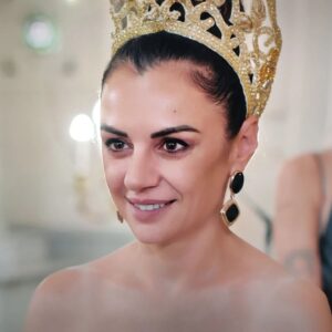 Félix Gómez Instagram - Los #YOSCAR ya son una realidad!!!
Con esta cara de felicidad llegamos al último capitulo de la temporada de @la_queseavecina . Para mí ha sido un lujo formar parte de ella, he disfrutado como un niño y estoy feliz de formar parte de esta locura maravillosa. Gracias compañeros, sois lo mas. @contuberniofilms !!

Ya tenéis la temporada completa en @primevideoes espero que la disfrutéis tanto como nosotros, es toda vuestra 😉!!