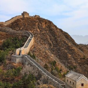 Félix Gómez Instagram - China. Parte III ... PEKÍN y LA GRAN MURALLA.

Última parada de nuestro viaje. La más esperada... Tenía TANTAS ganas de llegar aquí. La Gran Muralla podría tener un post ella sola, pero no quiero pecar de pesado. Elegir que tramo visitar fue vital, tuvimos que coger un coche tres horas, pero mereció la pena...estábamos prácticamente solos y pudimos disfrutar de horas descubriendo cada rincón.
Y de Pekín qué contaros... La hemos paseado mucho, volvíamos agotados al hotel cada noche. Para mí hay tres ciudades diferentes, la que queda del pasado imperial y que te lleva a ese imaginario del Lejano Oriente. La parte de la revolución comunista y toda su arquitectura soviet y la parte mas moderna y vanguardista que quiere mostrar apertura al resto del mundo. Pasas de una a otra constantemente. Los controles policiales en torno a Tian'men son fuertes e impresionan. Hemos visitado todo lo que nos ha dado tiempo, pero nos han quedado lugares pendientes...quién sabe, quizás vuelva.

Y hasta aquí mi viaje...si has llegado hasta aquí conmigo, gracias por tu tiempo. 

Pd. En nueatro menú pekines no ha faltado el pato laqueado ... qué delicia😋😋😋!!!