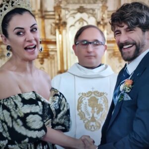Félix Gómez Instagram - Los #YOSCAR ya son una realidad!!!
Con esta cara de felicidad llegamos al último capitulo de la temporada de @la_queseavecina . Para mí ha sido un lujo formar parte de ella, he disfrutado como un niño y estoy feliz de formar parte de esta locura maravillosa. Gracias compañeros, sois lo mas. @contuberniofilms !!

Ya tenéis la temporada completa en @primevideoes espero que la disfrutéis tanto como nosotros, es toda vuestra 😉!!