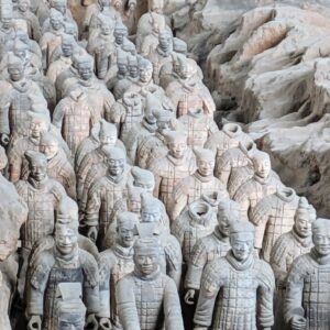 Félix Gómez Instagram - Viaje China... Parte II.
Xian y sus Guerreros.

La cara de sobao pasiego en esta foto tiene su justificación...😅😅😅. Me había despertado a las 5am y no había mucho hueco para el "selfie" de turno, robé tres segundos a otro turista y solo tenía tiempo para una única oportunidad...así que es la única foto que hay...🤣.

Los Guerreros de terracota de Xian era una de esas reliquias del pasado que siempre he querido visitar. Mi "niño Indiana Jones" estaba feliz.  Impresiona mucho estar delante de ellos. Te explota la cabeza cuando te hablan de las dimensiones, de lo que se ve, de lo que aún esta enterrado, de lo que ya está descubierto pero que no se va a desenterrar por respeto, o porque aún no tenemos la tecnología necesaria para conservar lo que hubiera debajo...y así tres horas de visita escuchando cada detalle de la explicación...aunque a veces me escapaba, para estar solo, para observar a mi ritmo, para imaginarlos con sus colores, para imaginar cómo se hizo aquello... ¿Qué llevaría a un hombre a desear un enterramiento así?

Y Xian... tuvimos poco tiempo para patearla, paseamos por su muralla y poco mas...creo que hubiera merecido otro día  pero no era posible Pekín nos esperaba y allí había mucho que visitar.

Pd. No se puede tener mejores compañeros de viaje. Sois una gozada...🥰