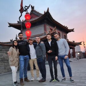 Félix Gómez Instagram - Viaje China... Parte II.
Xian y sus Guerreros.

La cara de sobao pasiego en esta foto tiene su justificación...😅😅😅. Me había despertado a las 5am y no había mucho hueco para el "selfie" de turno, robé tres segundos a otro turista y solo tenía tiempo para una única oportunidad...así que es la única foto que hay...🤣.

Los Guerreros de terracota de Xian era una de esas reliquias del pasado que siempre he querido visitar. Mi "niño Indiana Jones" estaba feliz.  Impresiona mucho estar delante de ellos. Te explota la cabeza cuando te hablan de las dimensiones, de lo que se ve, de lo que aún esta enterrado, de lo que ya está descubierto pero que no se va a desenterrar por respeto, o porque aún no tenemos la tecnología necesaria para conservar lo que hubiera debajo...y así tres horas de visita escuchando cada detalle de la explicación...aunque a veces me escapaba, para estar solo, para observar a mi ritmo, para imaginarlos con sus colores, para imaginar cómo se hizo aquello... ¿Qué llevaría a un hombre a desear un enterramiento así?

Y Xian... tuvimos poco tiempo para patearla, paseamos por su muralla y poco mas...creo que hubiera merecido otro día  pero no era posible Pekín nos esperaba y allí había mucho que visitar.

Pd. No se puede tener mejores compañeros de viaje. Sois una gozada...🥰
