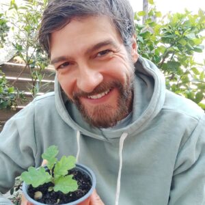 Félix Gómez Instagram - 🌱Este roble a penas tiene dos meses, crece fuerte  y sano, tiene ganas... Irá a tierra el Otoño próximo, cuando a penas levante un 10cm. Irá pronto, quizás lo mejor sería esperar un par de años, pero va a un entorno protegido donde cuidaré de él. No creo que llegue a cobijarme bajo su sombra, pero mis sobrinos  podrán leer a sus nietos cuentos a la sombra fresca de este pequeño. 

Una semilla necesita décadas o siglos para convertirse en un Árbol adulto capaz de ofrecer todos sus beneficios ... a un hombre le lleva un segundo firmar la tala innecesaria y caprichosa de muchos de ellos, sin parar a pensar cuánto les ha costado a esos Seres Vivos llegar hasta allí. Sin parase a pensar cuantos beneficios esos Gigantes nos ofrecen pidiendo a cambio, sólo , que les dejemos Ser. Sin parase a pensar en otras alternativas, que seguro hay, para evitar esa tala innecesaria y poder continuar con las mejoras de infraestructuras que los ciudadanos necesitan. 

Por favor, demos como sociedad, como tribu, como habitantes del Planeta Tierra, el lugar, el cuidado y el respeto que los ÁRBOLES merecen. Ellos no nos necesitan, nosotros les necesitamos a ellos, sin ellos nuestra vida no es posible, por muy invencibles y eternos que nos creamos... sin árboles no hay vida... 🌳
A ver si de una vez nos metemos esto en la cabeza!!!

Plantar árboles está MUY BIEN pero conservar y cuidar los que ya tenemos está mucho mejor...😉